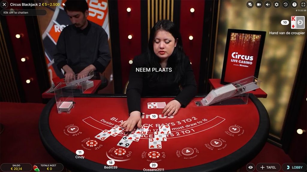 Screenshot van Live Blackjack bij Circus Live Casino. Op de achtergrond schud een dealer de kaarten.